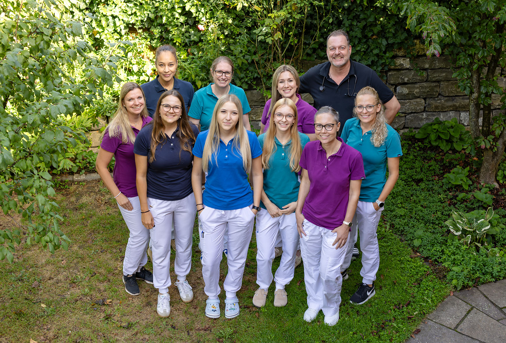 Das Team der Arztpraxis St. Wolfgang im Garten der Praxis
